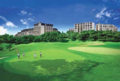 川崎国際生田緑地ゴルフ場より望む「レイディアントシティ向ヶ丘遊園」外観。左がフランス街区、右がイタリア街区