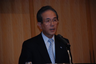 総会で挨拶する亀山会長
