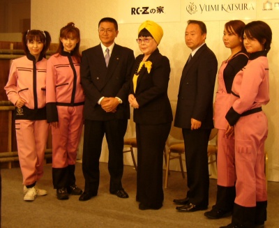 中央左から、同スーツを採用する(株)大和住販売代表取締役・坂本春男氏、桂 由美氏、ロングホーム代表取締役・早川義行氏