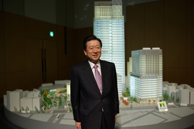 記者会見場に設けられた全体模型の前で記者達の質問に答える、三井不動産・岩沙社長。「用地取得時は資産デフレの真っ最中で厳しい環境下だったが、都市再生の起爆剤となるプロジェクトとして完成することができた」と感無量だった