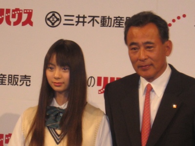 12代目リハウスガールの山下リオさん(左)と、三井不動産販売・小島専務取締役(右)