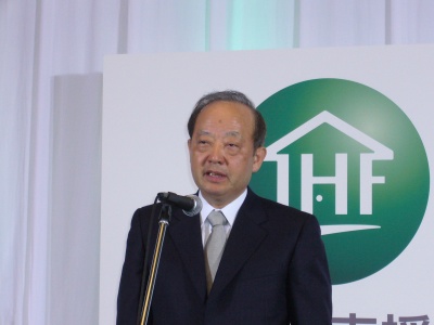 記念セレモニーで挨拶する島田理事長