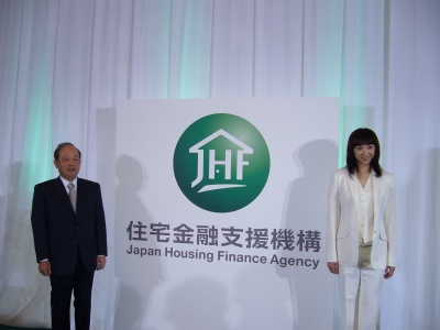 島田理事長と、同機構のイメージキャラクターを務める女優の紫吹 淳さんにより新シンボルマークが披露された
