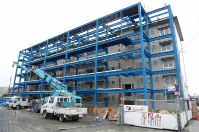 共用廊下とエレベーター棟を建て増しし、既存建物に決着する