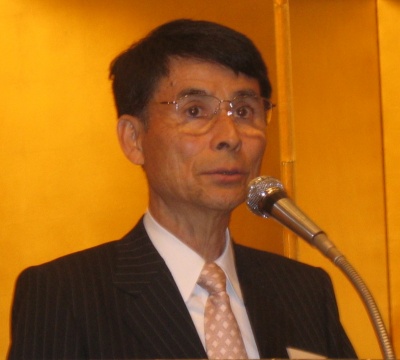 「流通円滑化のため、活発な事業展開を図っていきたい」と抱負を述べる岩崎新理事長