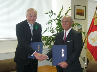 調印式では、岩手県紫波町町長・藤原町長(写真左)と東洋大学理事長・塚本理事長(同右)の固い握手が交わされた