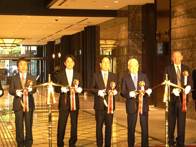オープニングセレモニーのテープカットの様子。中央が代表取締役・木村惠司氏