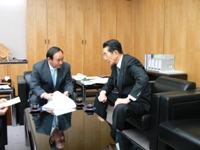 菅総務大臣(写真左)に要望を行なう藤田・全宅連会長