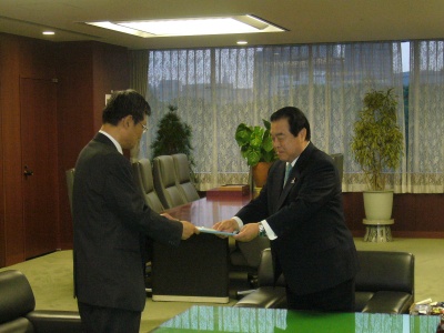 部会長の平井宜雄氏から大臣に答申書が手渡された