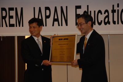 2007年度新会長となる石橋克好氏(左)と前会長の塩見紀明氏