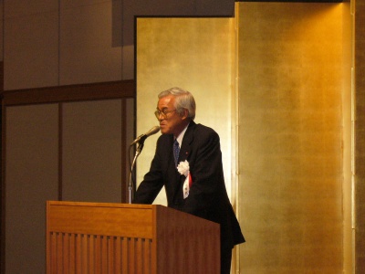 「800社をめざし、協会入会の促進を図っていく」と抱負を述べる小川会長
