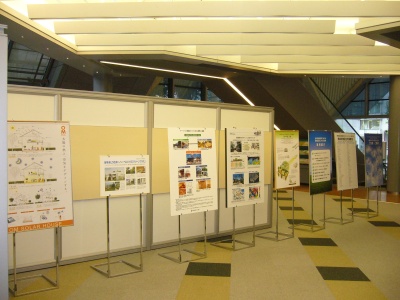 会場外では事例紹介のパネルが展示された