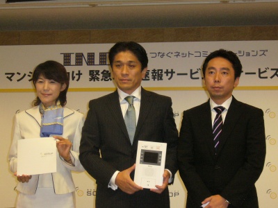代表取締役社長兼CEO可部谷 徹氏(中央)。記者発表では「SCOOP」監修国崎信江氏(左)によるデモンストレーションが行なわれた