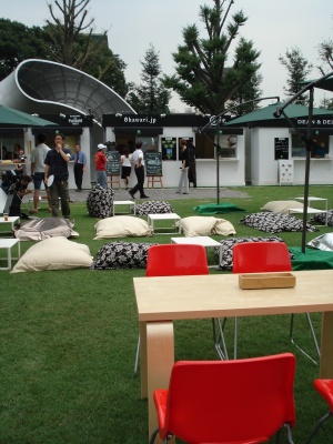 「Midtown Garden Cafe」ではスタンディング席のほか、テーブル席、クッション席が用意されている
