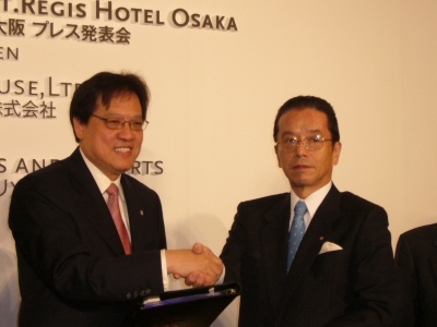 握手を交わす和田社長(右)とコー氏(左)