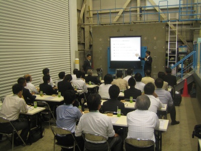 説明会風景。商品概要などを説明する遠藤社長