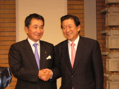 握手を交わす両社社長