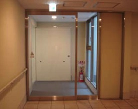 エントランス以外もオートドアを採用