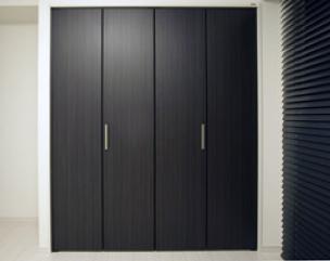 モデルチェンジした建具のブラック:空間にシックなアクセントをつけるヨーロピアンパイン調の木目柄