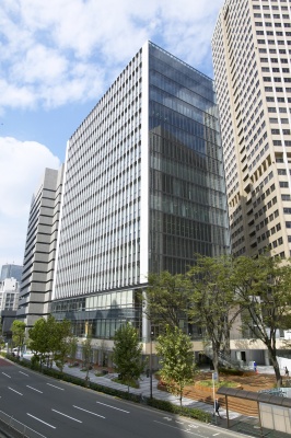 「霞ダイニング」は「東京倶楽部ビルディング」の低層部に開業。オフィス部分とは動線、デザイン分けがなされている