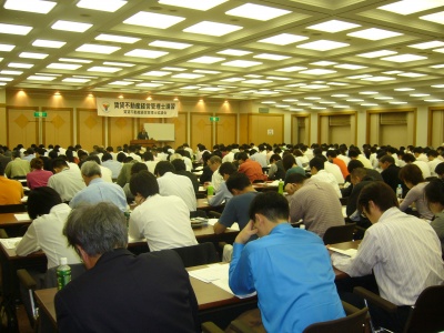 多くの人で溢れる会場。2日間に渡って講習および修了試験が行なわれる
