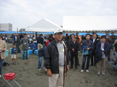 「このイベントは、日頃の感謝の気持ち。思う存分楽しんでください」と挨拶する、代表取締役社長の足立 勲一郎氏