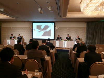 「信頼産業への道を探る!」と題したパネルディスカッション。大手、中小の不動産経営者が、各社の営業手法、人材育成手法を語った