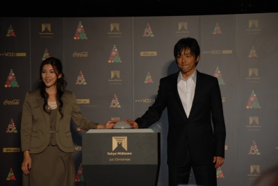 ツリー点灯のボタンを押す、ゲストの女優・竹内結子さん(左)と俳優の大沢たかおさん(右)