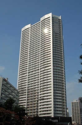 「キャピタルマークタワー」外観。南面効率の向上と周辺への圧迫感の低減、プライバシーの保護にも配慮したトライアングルフォルム