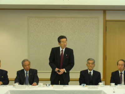 協議会会長に選任された藤田和夫氏(右から3番目)