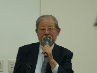 あいさつを述べる稻本会長