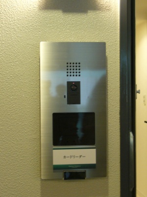 各戸の玄関ドアに設置されているカードリーダー。PASMOをかざして施錠・解錠を行なう