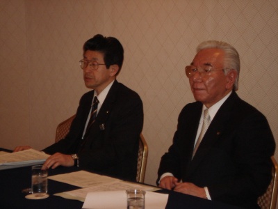 「コンパクトなまちづくりが地球温暖化対策に」と話す日本商工会議所特別委員会委員長の高橋光壽氏(右)