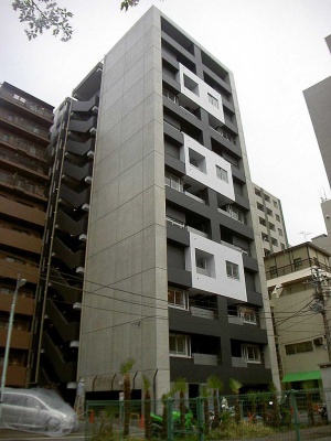 中央部分の白いボックスが印象的な「OZIO新川」の外観