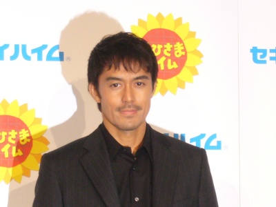 発表会では同社CMキャラクターの阿部 寛さんが自らが実践しているエコ活動について語った