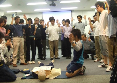 AEDを使用した実技講習の様子