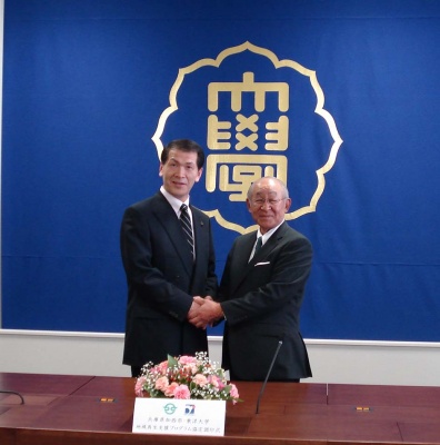 握手を交わす加西市長の中西暢三氏(左)と東洋大学理事長塚本正進氏(右)