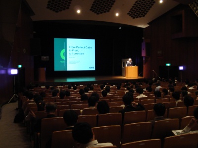 「市場取引およびプライシングには、2004年、05年の水準が反映されるだろう」などと講演するシービーリチャードエリスのグローバル・チーフエコノミストのレイモンド G.トート氏