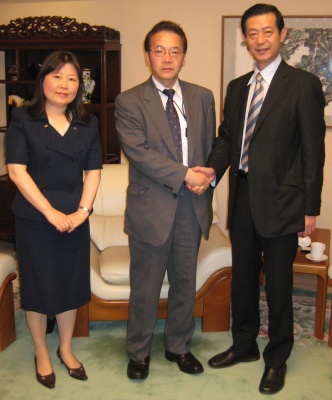 許澤友・中国大使館総領事(写真右)と握手を交わす、荻野政男・国際交流委員長(写真中央)。写真左は、姜 春姫・同委員会副委員長
