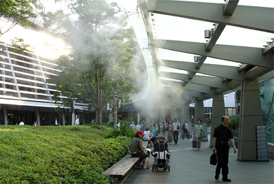 六本木ヒルズでのドライミスト噴霧風景