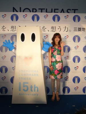 広告キャンペーンに起用された15周年キャラクター“ランドくん”（左）とYOUさん（右）