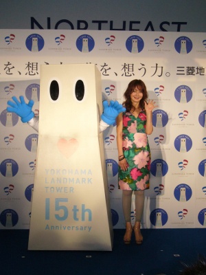 広告キャンペーンに起用された15周年キャラクター“ランドくん”(左)とYOUさん(右)