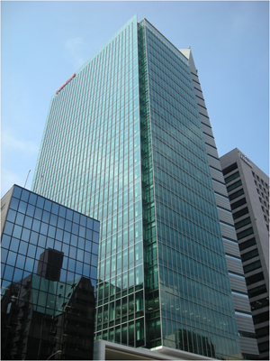 「青山OM-SQUARE」外観。右側のビルと向かい合う面が多面体となっている