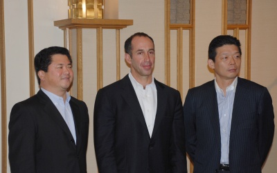 同社会長兼CEOジェフリーH.シュワルツ氏(写真真中)とプレジデント兼日本共同CEO山田御酒氏(同左)・三木真人氏(同右)