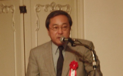 開催の挨拶をする安成工務店代表取締役・安成信次氏