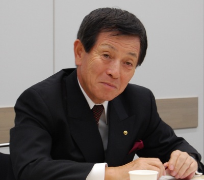 「金融機関の融資姿勢がいつまでも厳しいということはないはず。法人仲介もこれ以上落ち込むことはないだろう」と下期の見通しを語る、井上克正社長