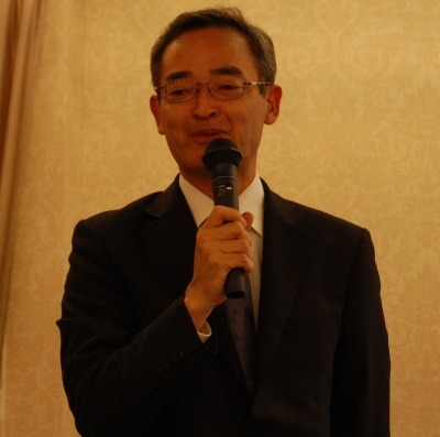 「参加者同士でさまざまな問題を話し合い、実務者のネットワークを広げ、自分の仕事に生かしてほしい」と抱負を述べた、東京支部長・塩見紀昭氏