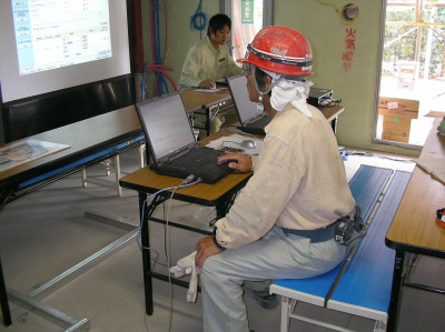 協力会社の職長が、同システムに入力している様子