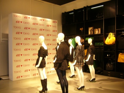 日本初出店となる「H&M」の店内。毎日新しいファッションアイテムが並ぶ
