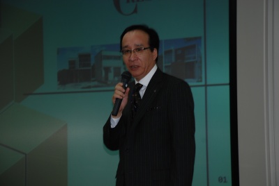 説明会で「環境・快適・安心を重視しつつ、高性能で値ごろ感のある住宅を提供し続けていきたい」と語る高下氏